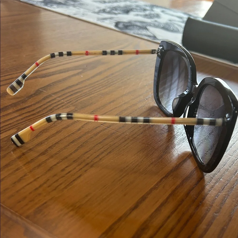 Burberry Black FramedWomen's Sunglasses with Nova Check Patterned Sides - Picture 3 of 4